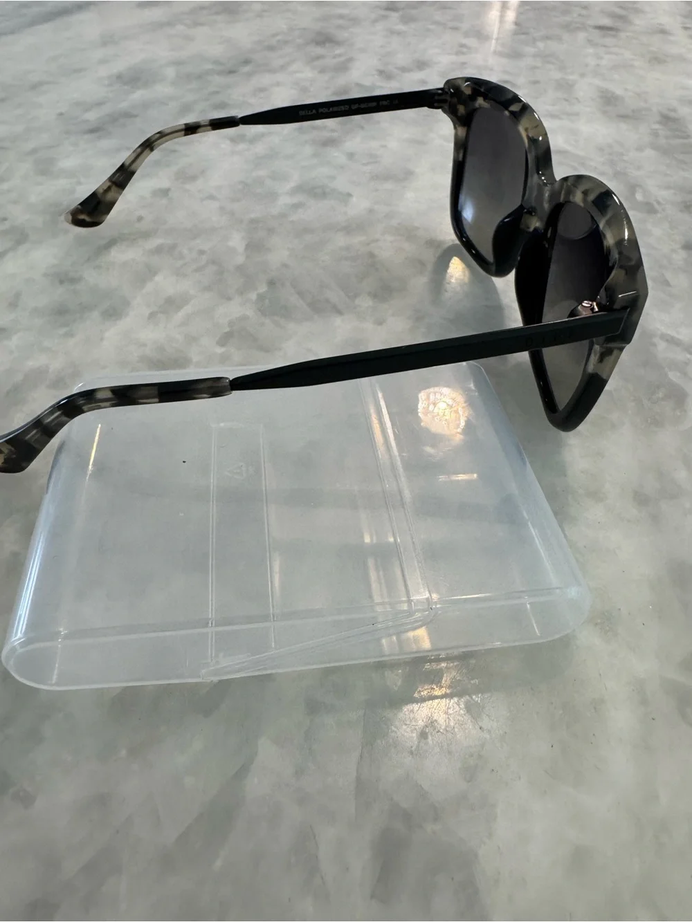 Diff Eyewear Bella Tortoiseshell Sunglasses w/ bonus cute pink round sunnies